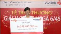 Một người trúng Vietlott hơn 14 tỷ không đeo mặt nạ khi nhận giải