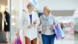 Người tiêu dùng cao tuổi là cứu tinh của kinh tế Mỹ
