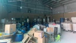 Hà Nội: Triệt phá xưởng sản xuất nước giặt giả quy mô lớn
