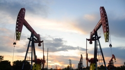 Giá dầu thế giới tăng 3% do tồn kho của Mỹ giảm