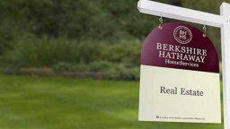 Lượng tiền mặt của tập đoàn Berkshire Hathaway tăng kỷ lục, vượt mốc 300 tỷ USD