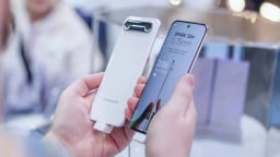 Trình làng mẫu điện thoại mỏng nhất thế giới tại MWC 2025