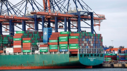EU lùi thời hạn áp thuế trả đũa Mỹ