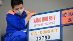 Giá xăng tăng gần 800 đồng/lít