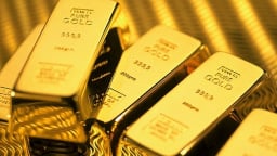 Giá vàng thế giới tiến sát mốc lịch sử, trong nước neo cao