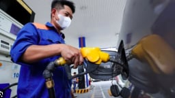 Giá xăng tăng vượt mốc 20.000 đồng/lít