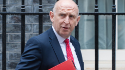 Bộ trưởng Quốc phòng Anh John Healey từ chức