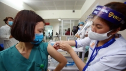 Hà Nội tiêm miễn phí vắc xin Covid-19 cho người dân từ 18-65 tuổi