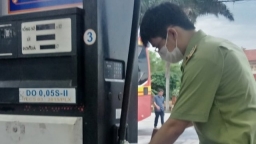 Nam Định: Một cửa hàng Petrolimex bán dầu diesel pha tạp chất