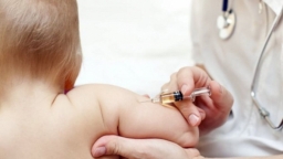 Bộ Y tế: Yêu cầu làm rõ sự cố tiêm nhầm vaccine cho trẻ em tại huyện Quốc Oai