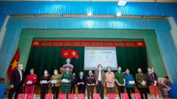 Tạp chí Pháp luật và Kinh tế châu Âu cùng Quỹ Vì Tầm Vóc Việt trao quà cho hộ nghèo tại Nghệ An