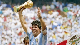 Huyền thoại bóng đá Diego Maradona qua đời ở tuổi 60