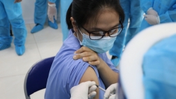Thủ tướng yêu cầu không được thu phí và trục lợi trong tiêm chủng vaccine