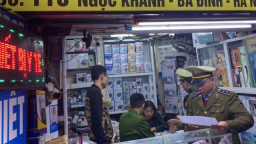 Công an Hà Nội bêu tên 16 cửa hàng bán khẩu trang 'chặt chém'