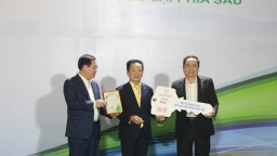 Bầu Hiển và CLB Bóng đá Hà Nội tiếp tục ủng hộ ngành y tế gần 5 tỷ đồng