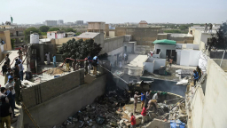 Máy bay chở gần 100 người rơi ở Karachi, Pakistan