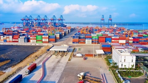 Cán cân thương mại hàng hóa thặng dư hơn 7,7 tỷ USD