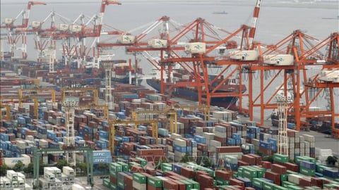 Kinh tế thế giới năm 2025: Thách thức kép kéo chậm đà tăng trưởng