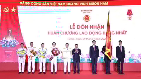 Cục Thuế đón nhận Huân chương lao động hạng Nhất