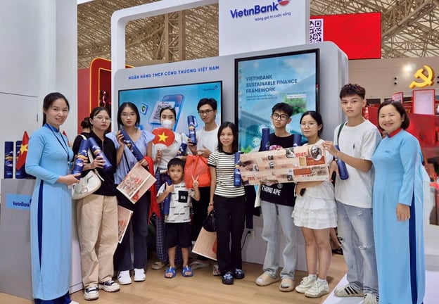 Nhận quà khi check-in gian hàng VietinBank tại Triển lãm thành tựu đất nước