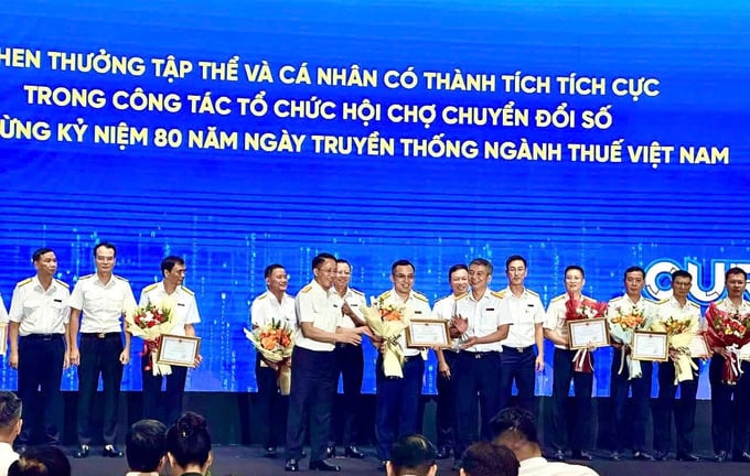 Cục Thuế khen thưởng tập thể, cá nhân có thành tích trong công tác tổ chức Hội chợ Chuyển đổi số