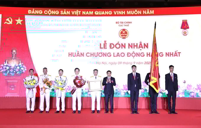 Cục Thuế đón nhận Huân chương lao động hạng Nhất