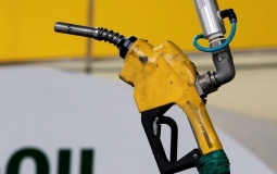 Giá dầu thế giới giảm mạnh phiên đầu tuần