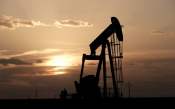 Giá dầu Brent “lao dốc” xuống dưới 106 USD/thùng