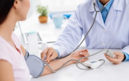 Bộ Y tế: Không áp dụng đo huyết áp tất cả người tiêm vaccine COVID-19