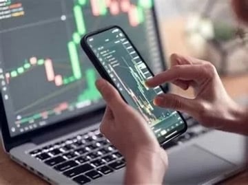 Bộ 3 VCB, VIC, VHM giúp VN-Index tăng gần 2 điểm