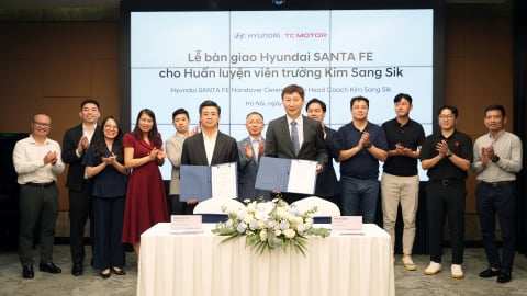 Hyundai Thành Công bàn giao xe Santa Fe cho HLV Kim Sang-sik