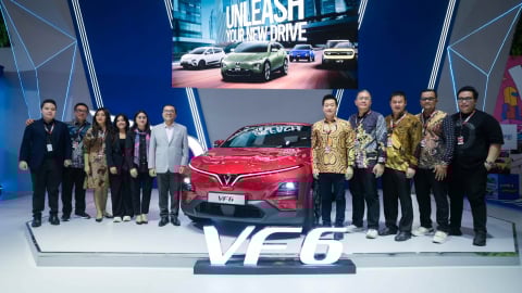 VinFast lần đầu trưng bày VF 6 tay lái nghịch tại Triển lãm IIMS Surabaya 2025