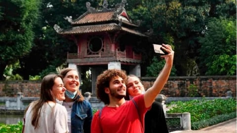 Từ 15/8/2025, miễn thị thực cho công dân 12 nước vào Việt Nam du lịch