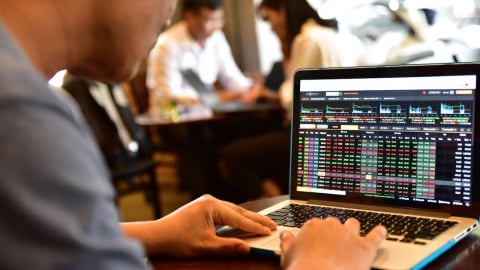 VN-Index phá đỉnh tháng 3/2025, đà tăng mở rộng lên vùng 1.380 điểm