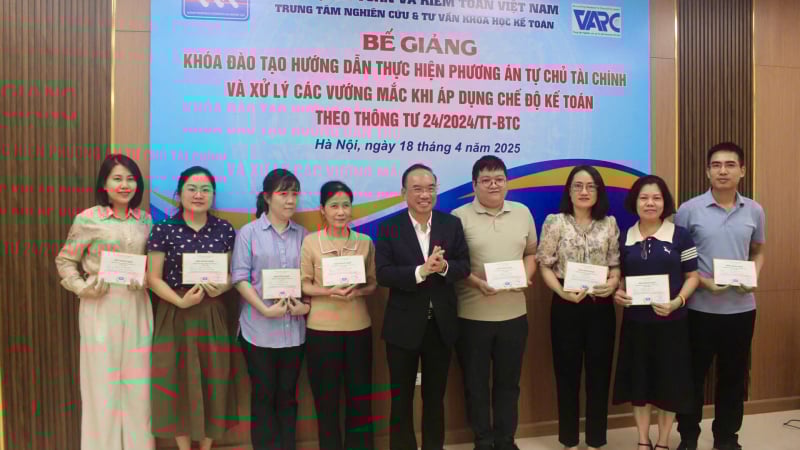 Bế giảng Khóa đào tạo xử lý vướng mắc về tự chủ tài chính và áp dụng chế độ kế toán theo Thông tư 24