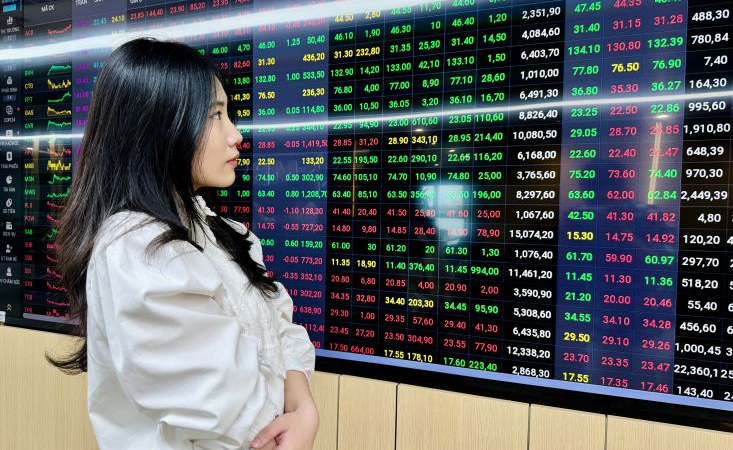 VN-Index hướng đến vùng đỉnh 1.420, dòng tiền xoay trục tạo sóng mới