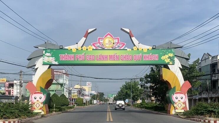 Cao Lanh town's welcome gate, Dong Thap province, southern Vietnam. Photo courtesy of Vietnam News Agency.
