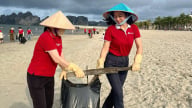 Cán bộ nhân viên SeABank chung tay làm sạch 11 bãi biển vì môi trường xanh