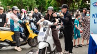 Người dân Hà Nội, TP.HCM, Hưng Yên nô nức đổi xe máy xăng lấy xe máy điện