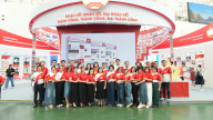 Trung tâm Triển lãm Việt Nam được 'nhuộm đỏ' bởi triệu trái tim yêu nước