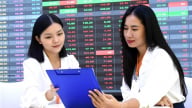 Khối ngoại bất ngờ mua ròng nghìn tỷ trên thị trường chứng khoán