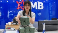 Áp lực đằng sau đà bơm tiền của ngân hàng vào nền kinh tế
