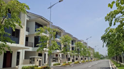 Paradox of villas and street-front house market in Hanoi