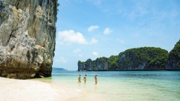 Ultra-luxury cruises in Bai Tu Long Bay