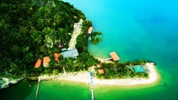 Illegal resorts invade Vietnam's protected bay