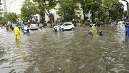 Heavy downpour compound during morning rush hours in Ha Noi