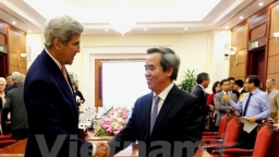 Ex-Secretary of State Kerry pledges US support for Vietnam’s clean energy