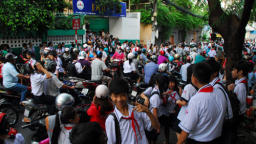 Hanoi reconsiders changing office, school hours to combat traffic congestion