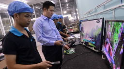 A local electronic firm leading Vietnamese TV brands joins smartphone market to follow Bphone