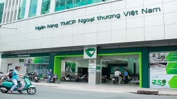 How do Vietcombank's two overseas subsidiaries in US and Hong Kong operate?